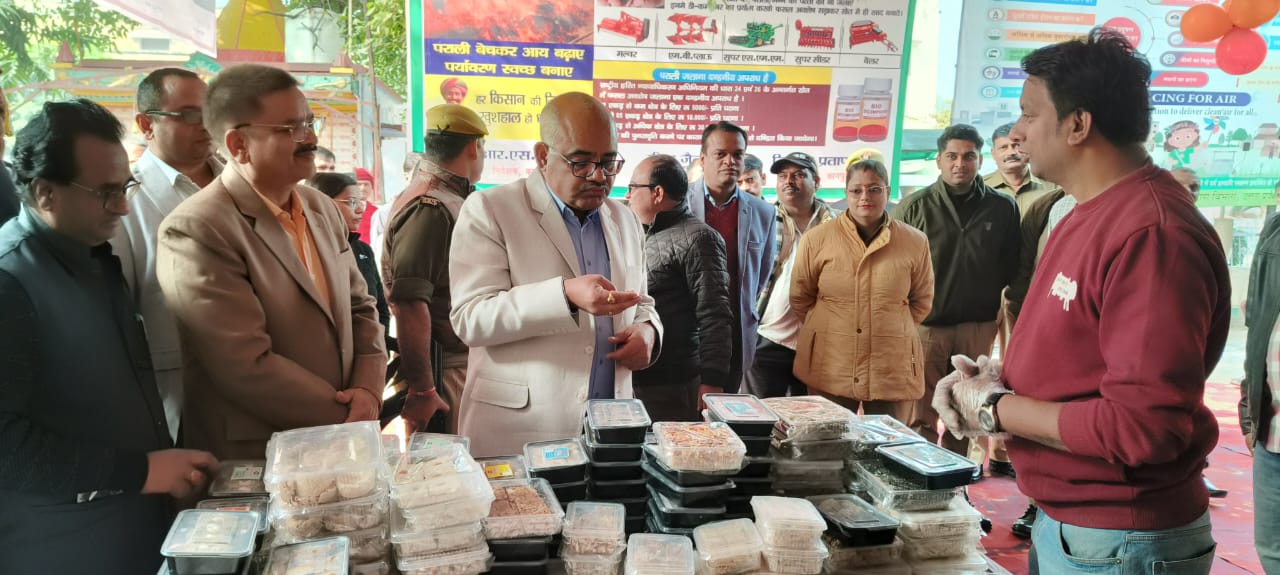लड्डू स्टाल पर जानकारी लेते जिलाधिकारी जितेंद्र प्रताप सिंह