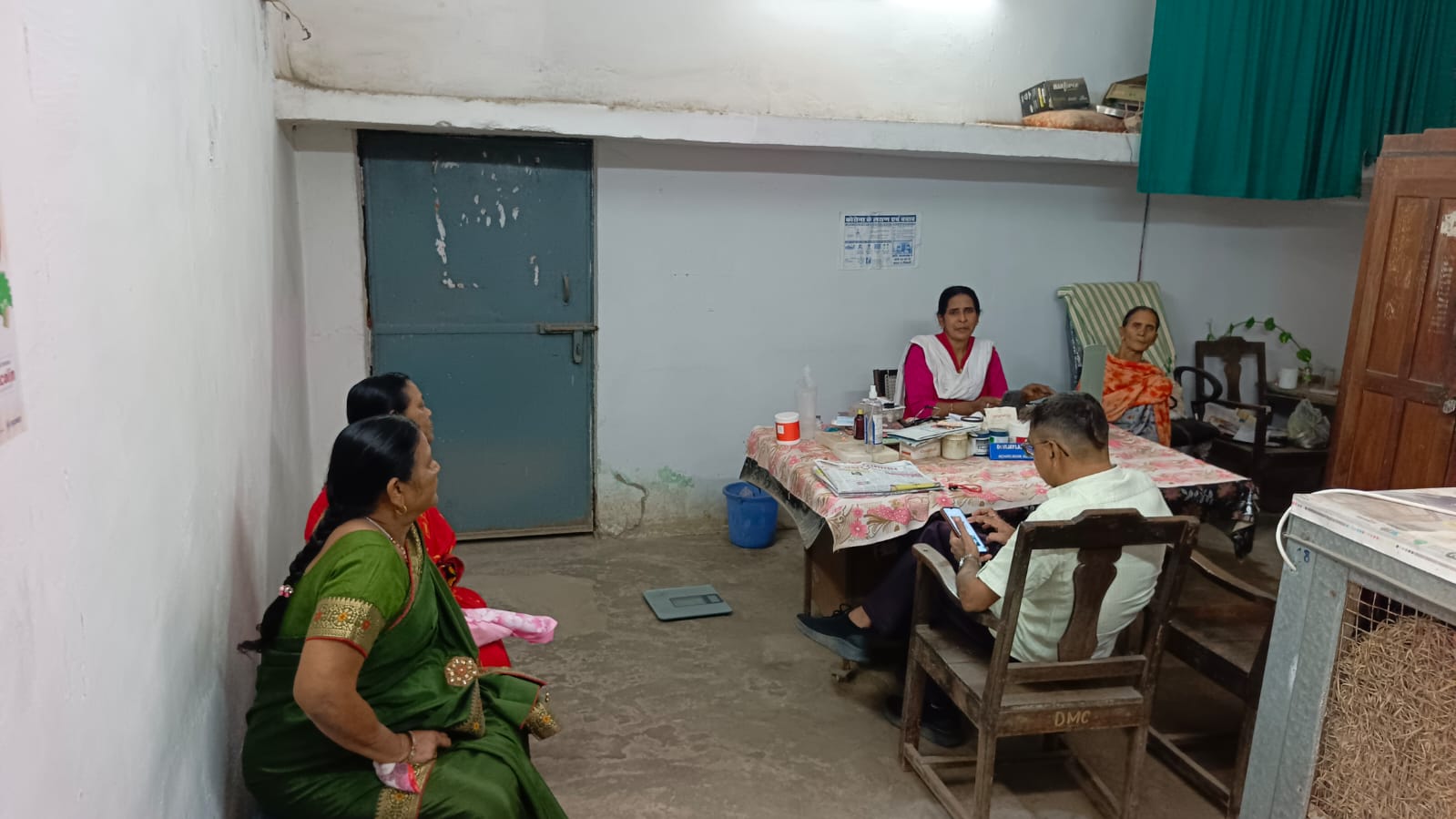 नगर निगम के आयुर्वेदिक अस्पताल में उपचार के लिए पहुंचे मरीज।