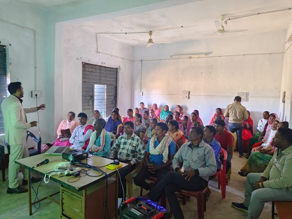 ग्राम घठूला में स्कूल के रसोइयों को गुणवत्तापूर्ण मध्याह्न भोजन निर्माण के लिए प्रशिक्षण देते हुए प्रशिक्षक शिव प्रजापति।