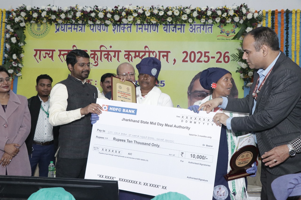 प्रतियोगिता में विजेता टीम को पुरस्कृत करते अतिथि प्रतियोगिता में विजेता टीम को पुरस्कृत करते अतिथि