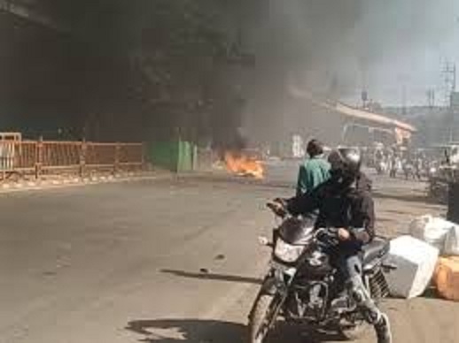 भोपाल के लालघाटी फ्लाईओवर के नीचे लगी आग भोपाल के लालघाटी फ्लाईओवर के नीचे लगी आग