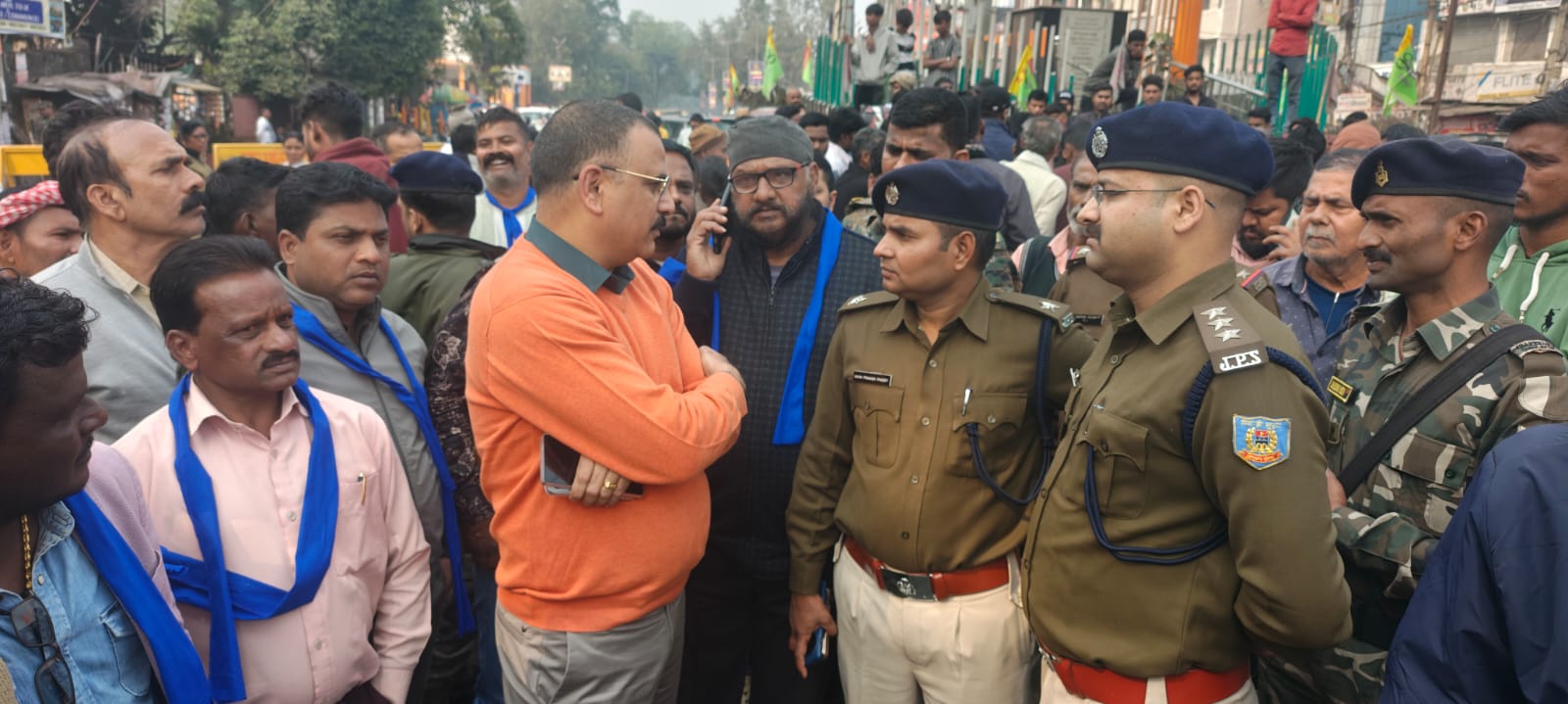 प्रदर्शनकारी से बात करते अधिकारी