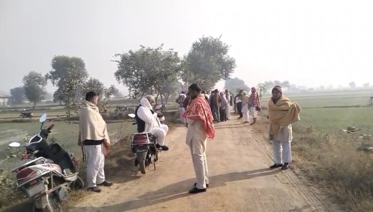 मौके पर पहुंचे ग्रामीण.