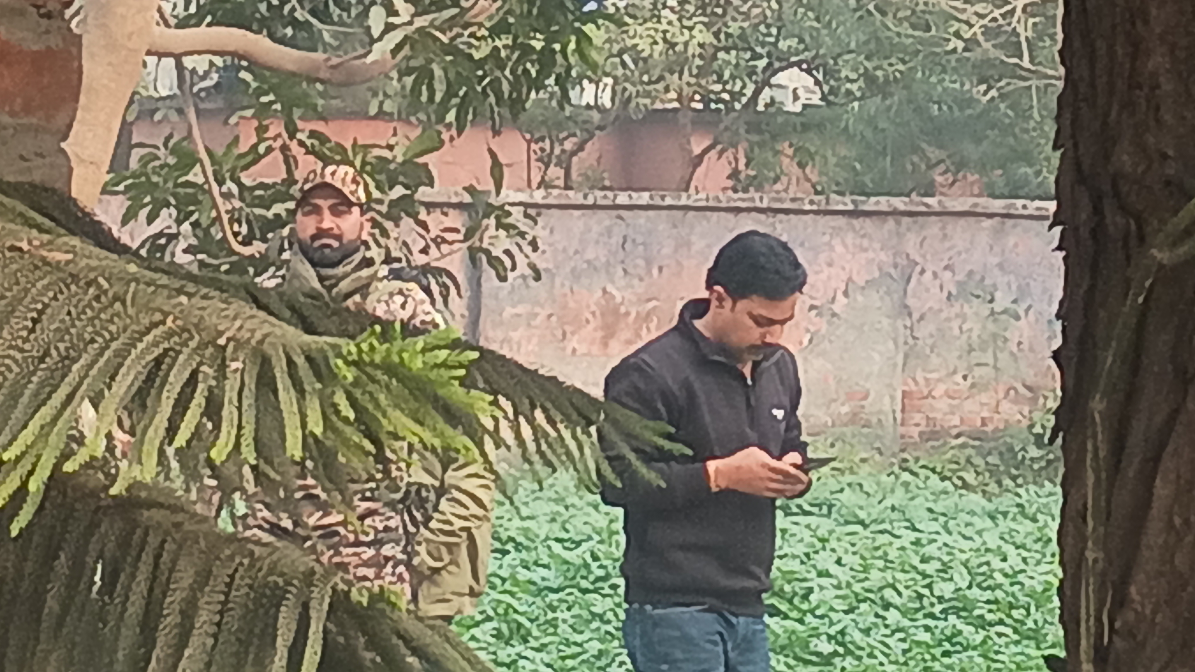 ईडी की टीम छापेमारी के दौरान आरोपित के घर पूछताछ करते हुए ईडी की टीम छापेमारी के दौरान आरोपित के घर पूछताछ करते हुए