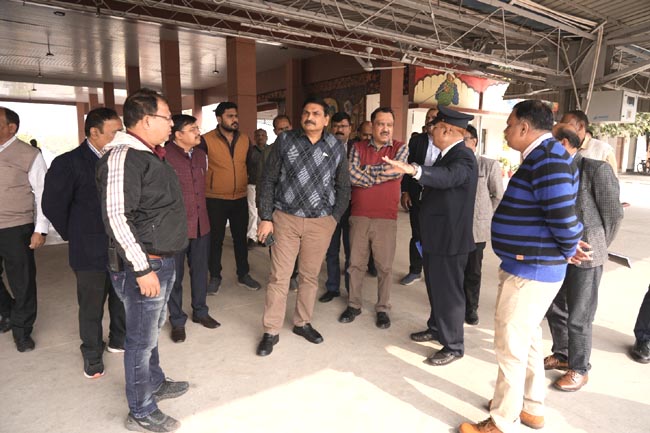 निरीक्षण करते महाप्रबंधक