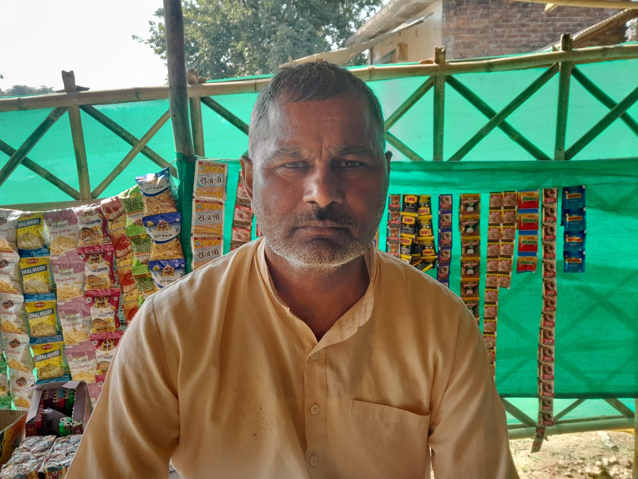 फ़ोटो - जानकारी देते ग्रामीण विजय सिंह राजपूत