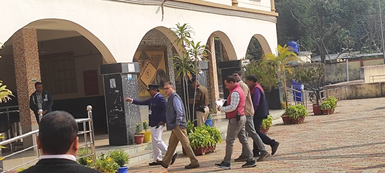 डीआरएम पांडेय स्टेशन का निरीक्षण करते हुए डीआरएम पांडेय स्टेशन का निरीक्षण करते हुए