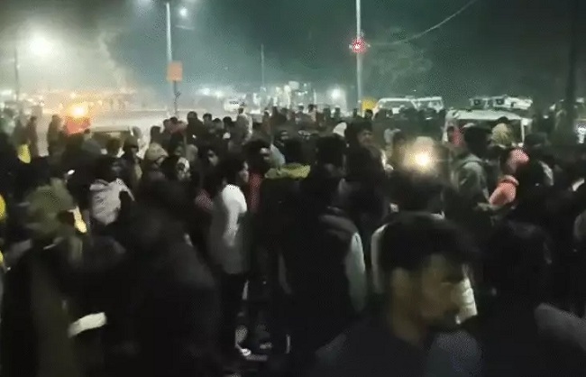हादसे के बाद स्थानीय लोग और परिजन पर चक्काजाम कर दिया
