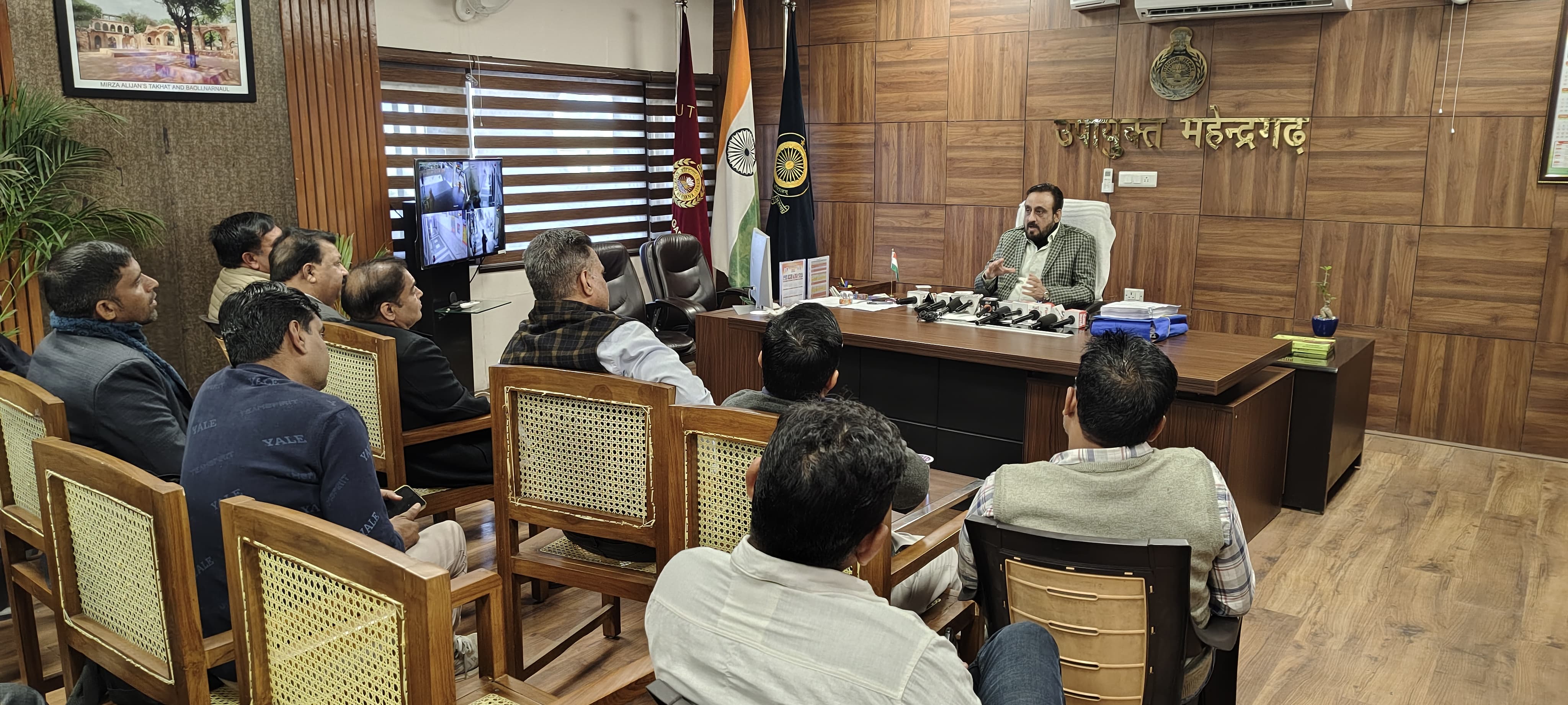 पत्रकारों से बातचीत करते उपायुक्त कैप्टन मनोज कुमार.