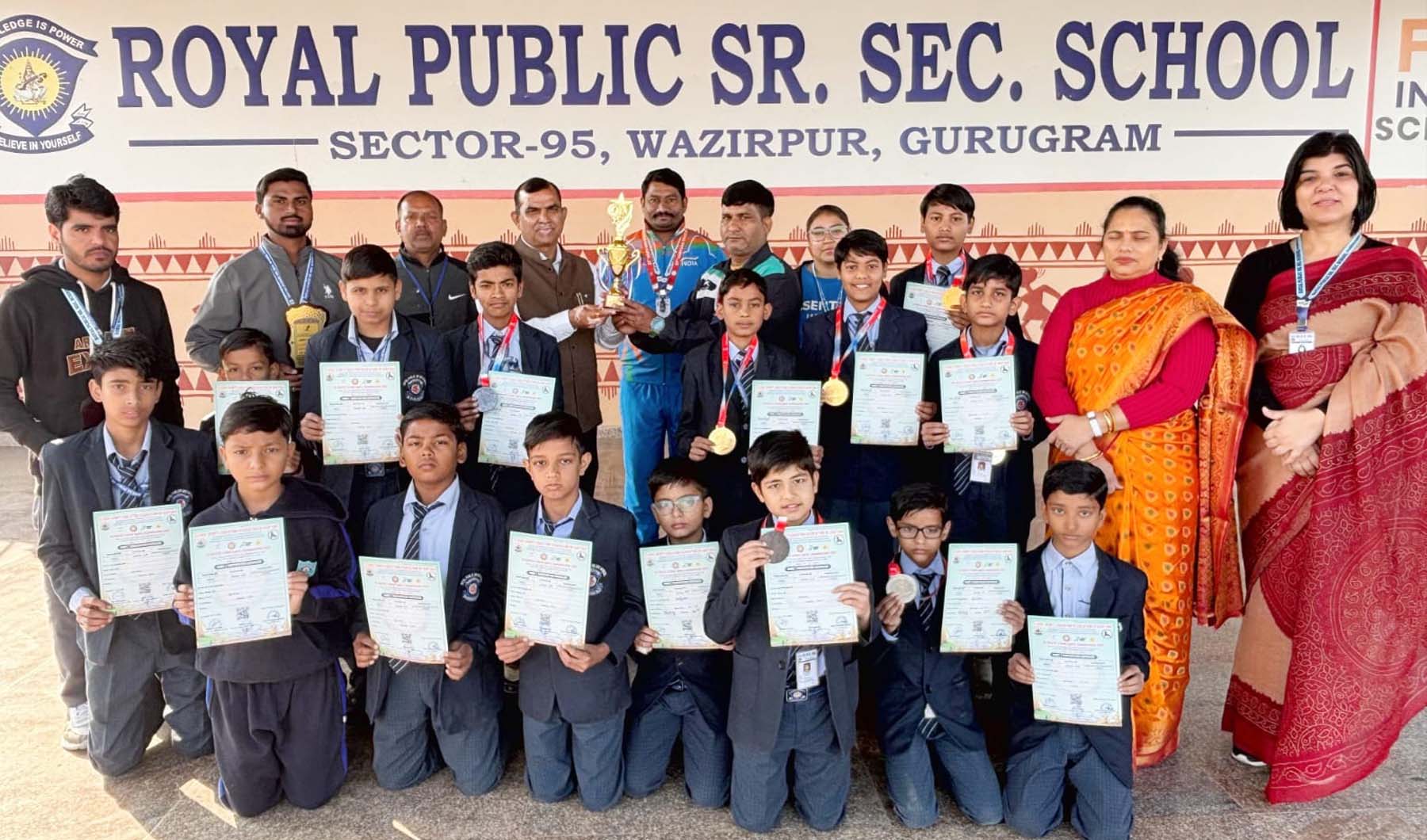 जिला स्केटिंग चैंपियनशिप में विजेता खिलाडिय़ों के साथ चेयरमैन डा. विजय सिंह चौहान, कोच व अन्य स्टाफ.