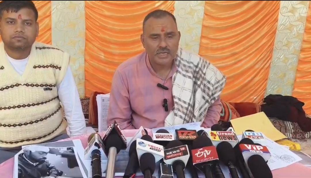 पूर्व सैनिक प्रेस वार्ता को संबोधित करते हुए