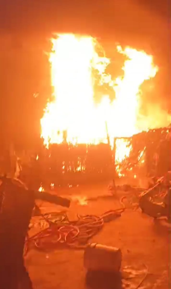 शार्ट सर्किट से लगी आग शार्ट सर्किट से लगी आग