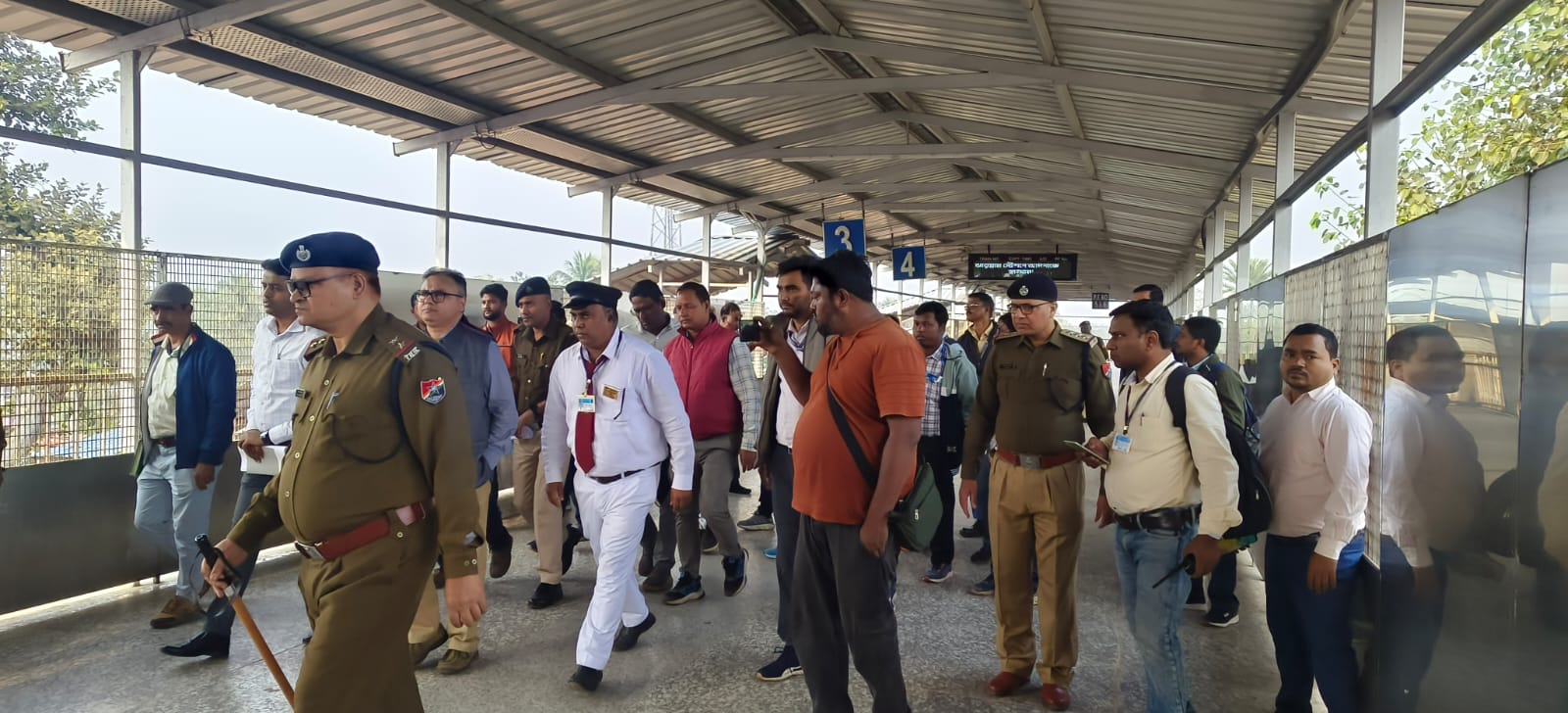 डीआरएम पांडेय स्टेशन का निरीक्षण करते हुए डीआरएम पांडेय स्टेशन का निरीक्षण करते हुए