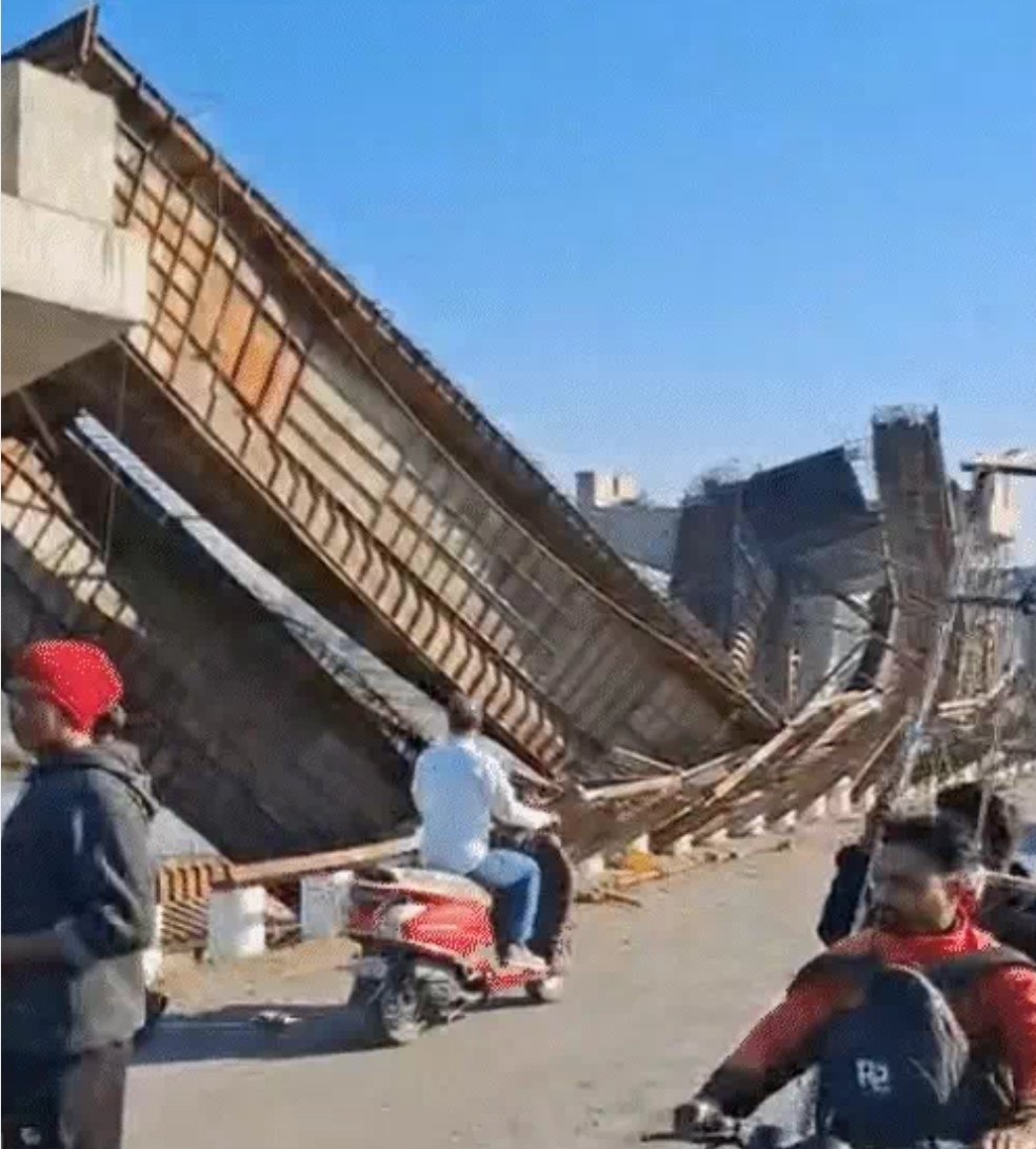 वलसाड़ में निर्माणाधीन ब्रिज का स्ट्रक्चर गिरा