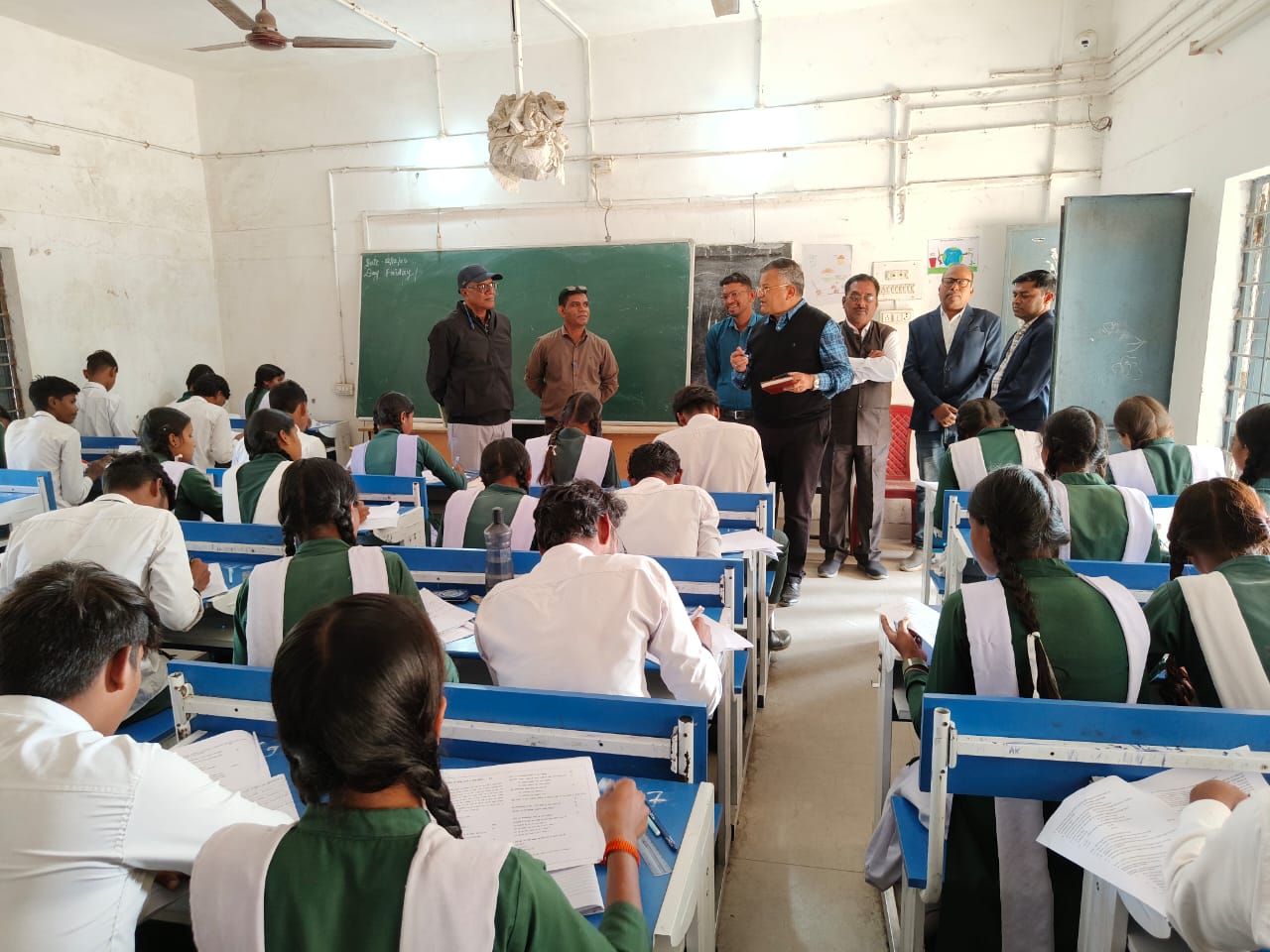 डीईओ जांजगीर का औचक निरीक्षण : शिक्षा की गुणवत्ता व बोर्ड परिणाम सुधार पर विशेष जोर