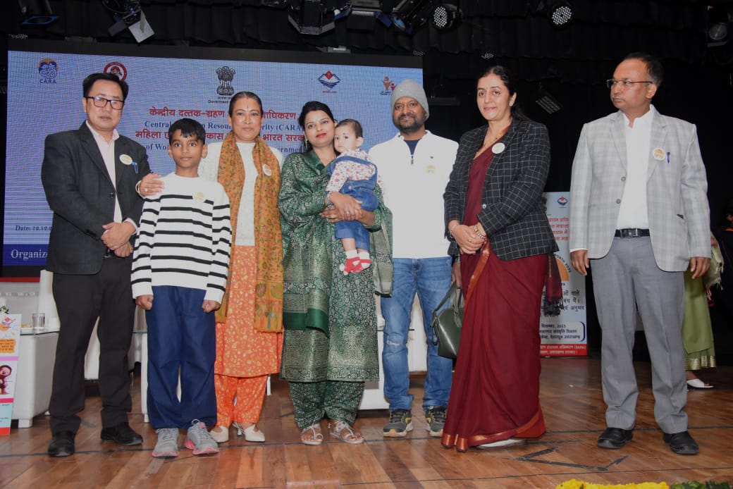 मंत्री रेखा आर्या सम्मानित करती.