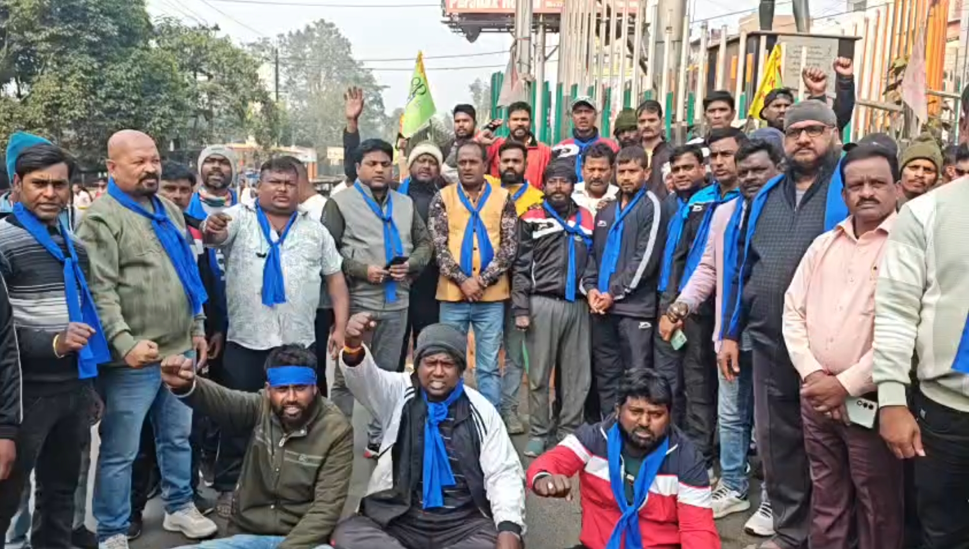 प्रदर्शन करते परिजन