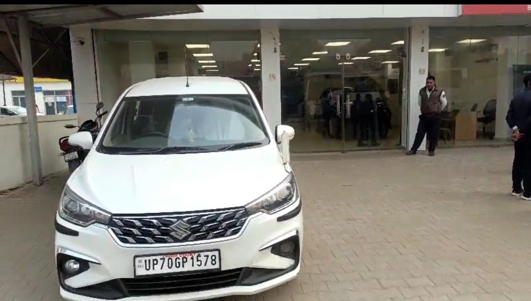 कार के शो रूम में खड़ी ED टीम की गाड़ी कार के शो रूम में खड़ी ED टीम की गाड़ी