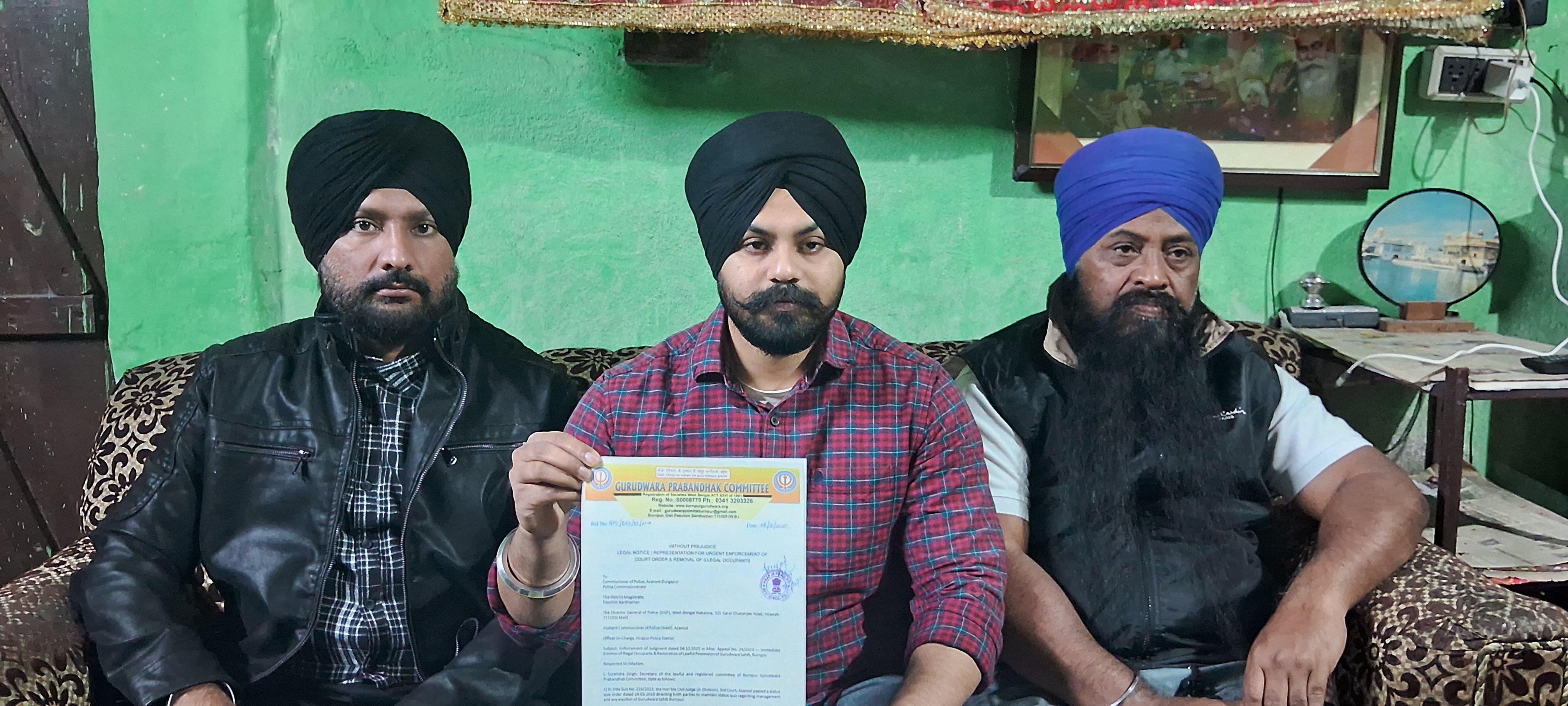 पत्रकारों से बात करते संगठन के पदाधिकारी