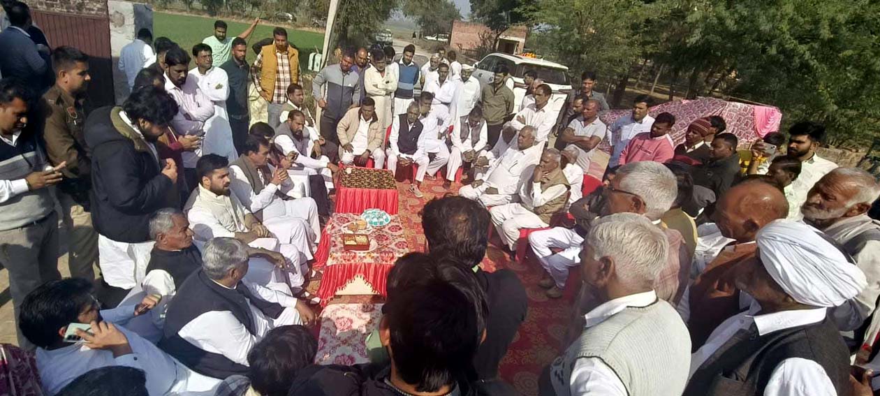 विकास कार्यों के दौरान क्षेत्रवासियों से बातचीत करते पूर्व विधायक भव्य बिश्नोई.