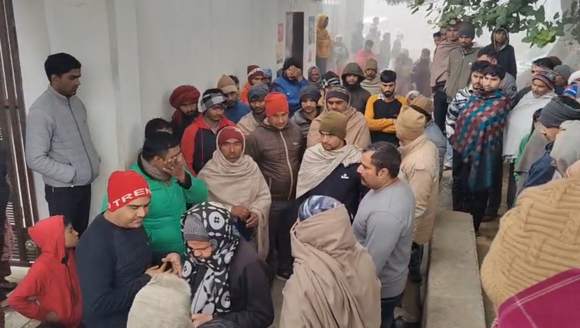 हत्या के बाद मौके पर जमा भीड़