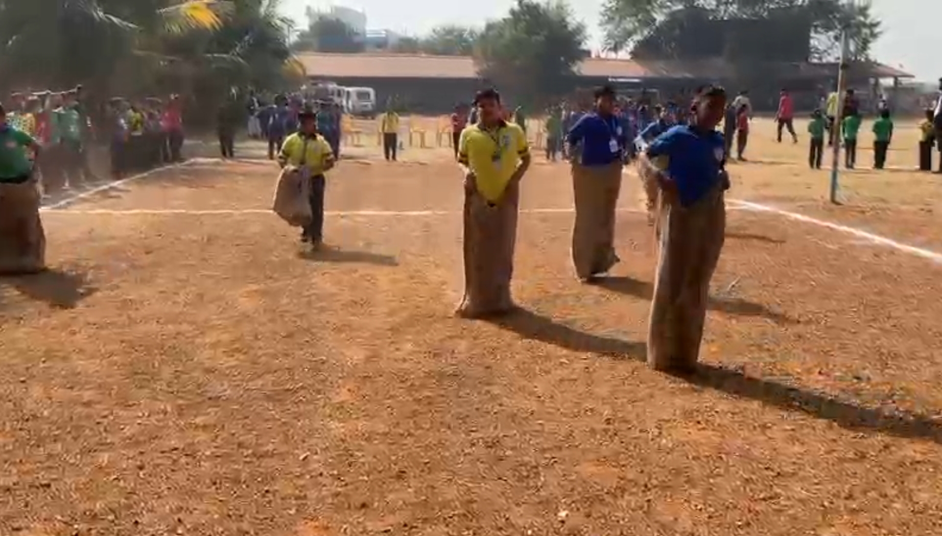 बोरा दौड़ करते हुए बच्चे।