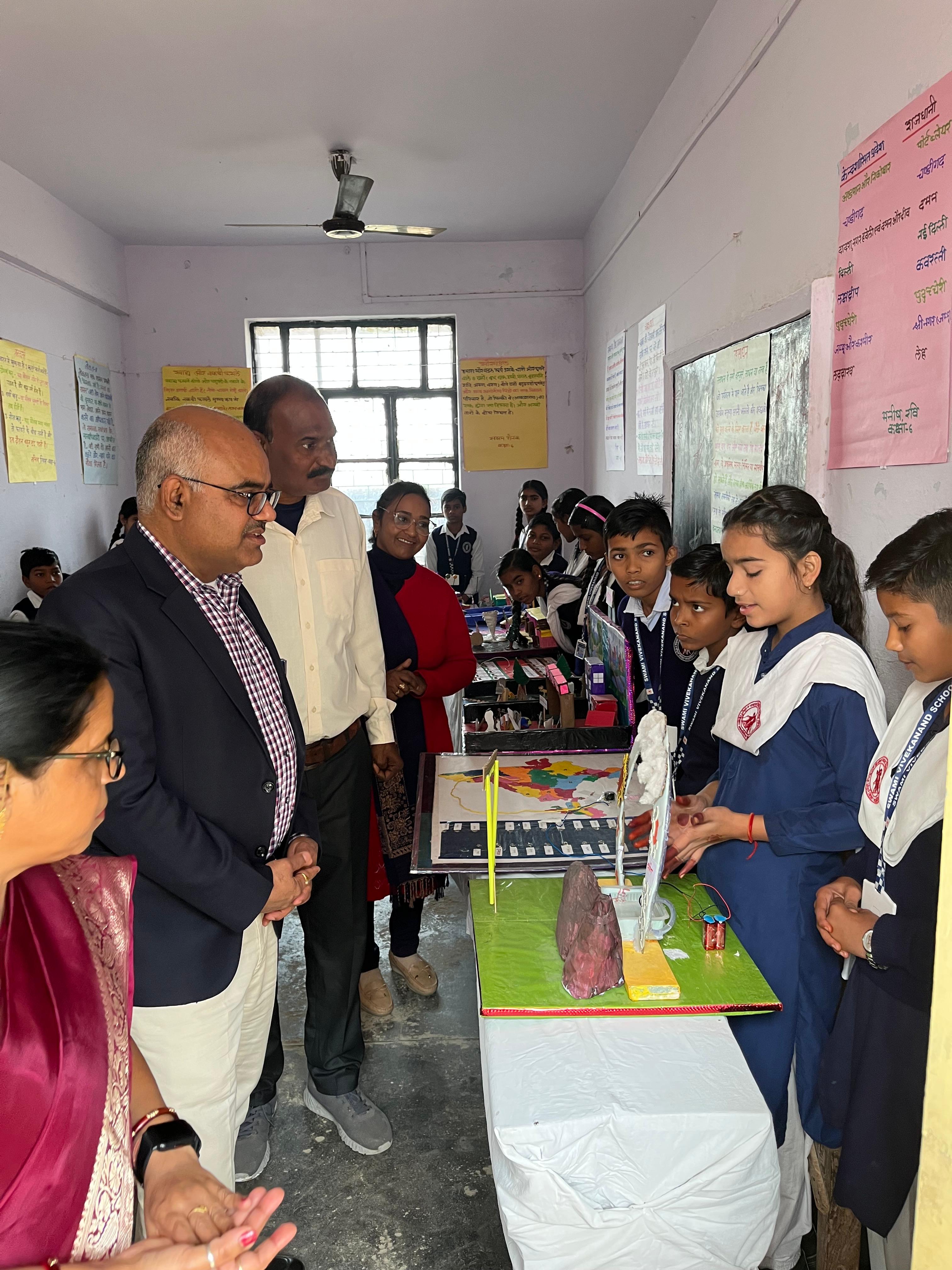 विज्ञान एवं सामाजिक विज्ञान मेले के दौरान बच्चों से जानकारी लेते जिलाधिकारी जितेंद्र प्रताप सिंह व अन्य विज्ञान एवं सामाजिक विज्ञान मेले के दौरान बच्चों से जानकारी लेते जिलाधिकारी जितेंद्र प्रताप सिंह व अन्य
