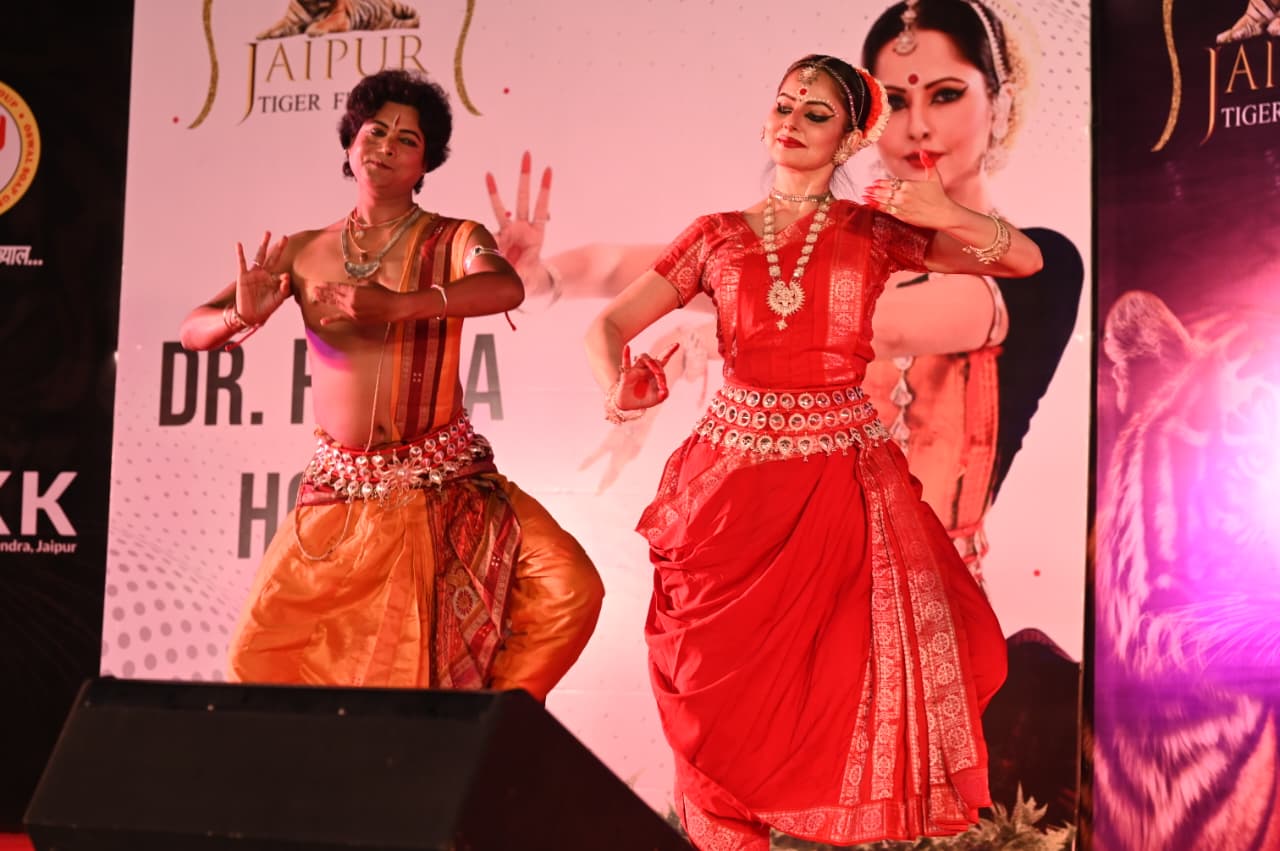जयपुर टाइगर फेस्टिवल: डॉ. रीला होता ने ओडिसी नृत्य में दर्शाया पर्यावरण संरक्षण का महत्व जयपुर टाइगर फेस्टिवल: डॉ. रीला होता ने ओडिसी नृत्य में दर्शाया पर्यावरण संरक्षण का महत्व