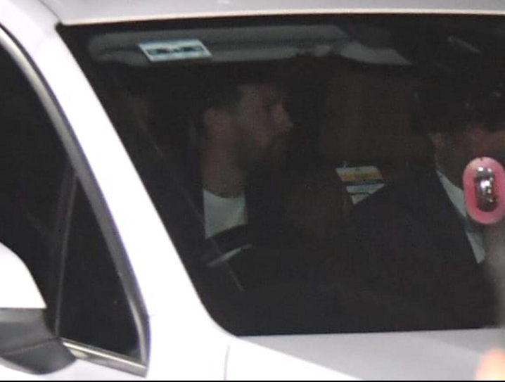 एयरपोर्ट से बाहर निकलते लियोनेल मेसी