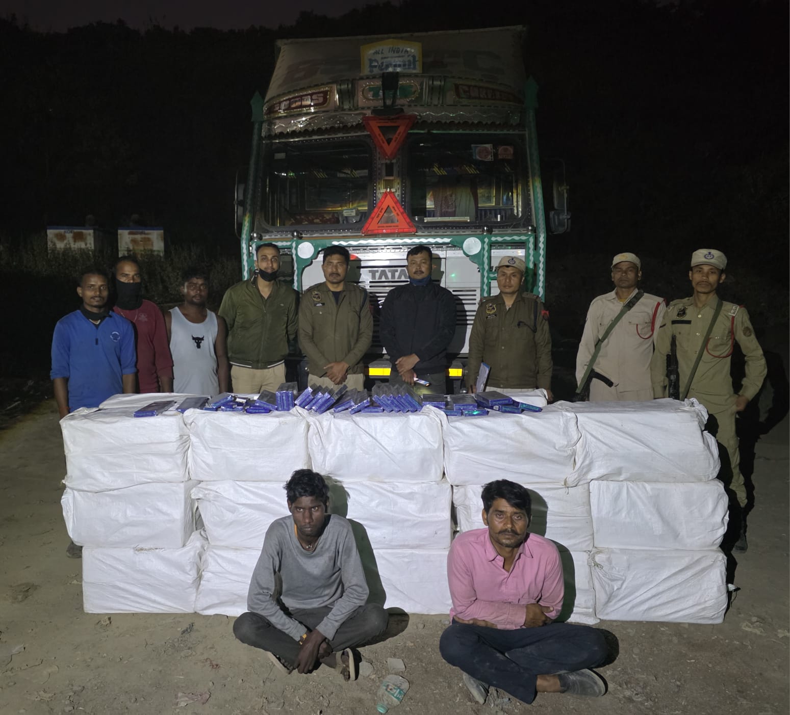 असम–मेघालय सीमा पर वाहन से जब्त 30 लाख रुपये मूल्य की बर्मी सिगरेट तथा दो गिरफ्तारों की तस्वीर।