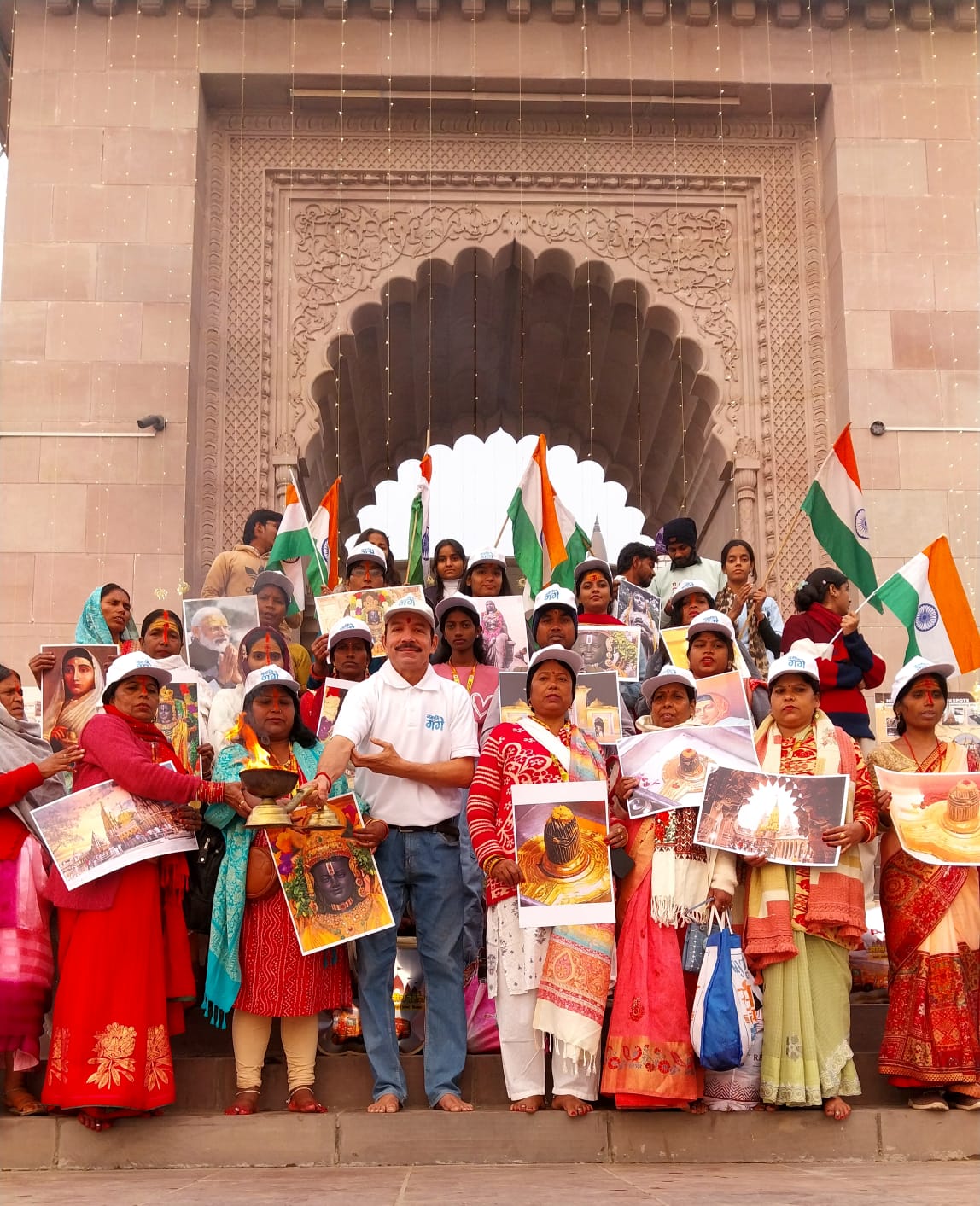 धाम के लोकार्पण पर गंगाद्वार से आरती उतारते लोग