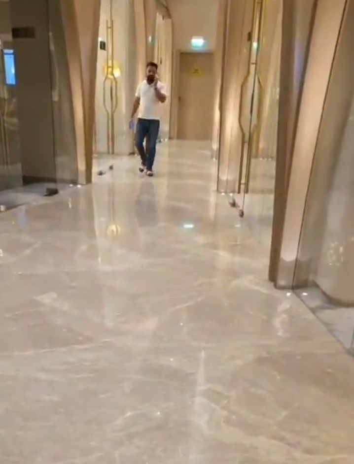 होटल में शुभम जायसवाल की फोटो