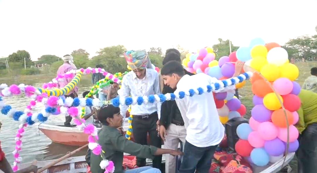 तालाब की लहरों पर सजी बारात, नावों में बैठकर दूल्हा पहुंचा ससुराल