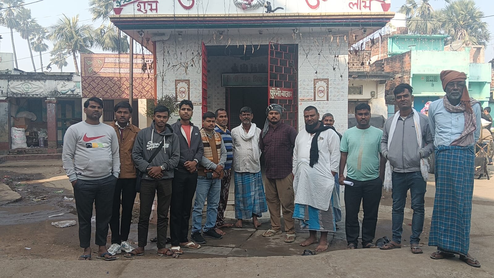 मंदिर के समीप खड़े लोग मंदिर के समीप खड़े लोग