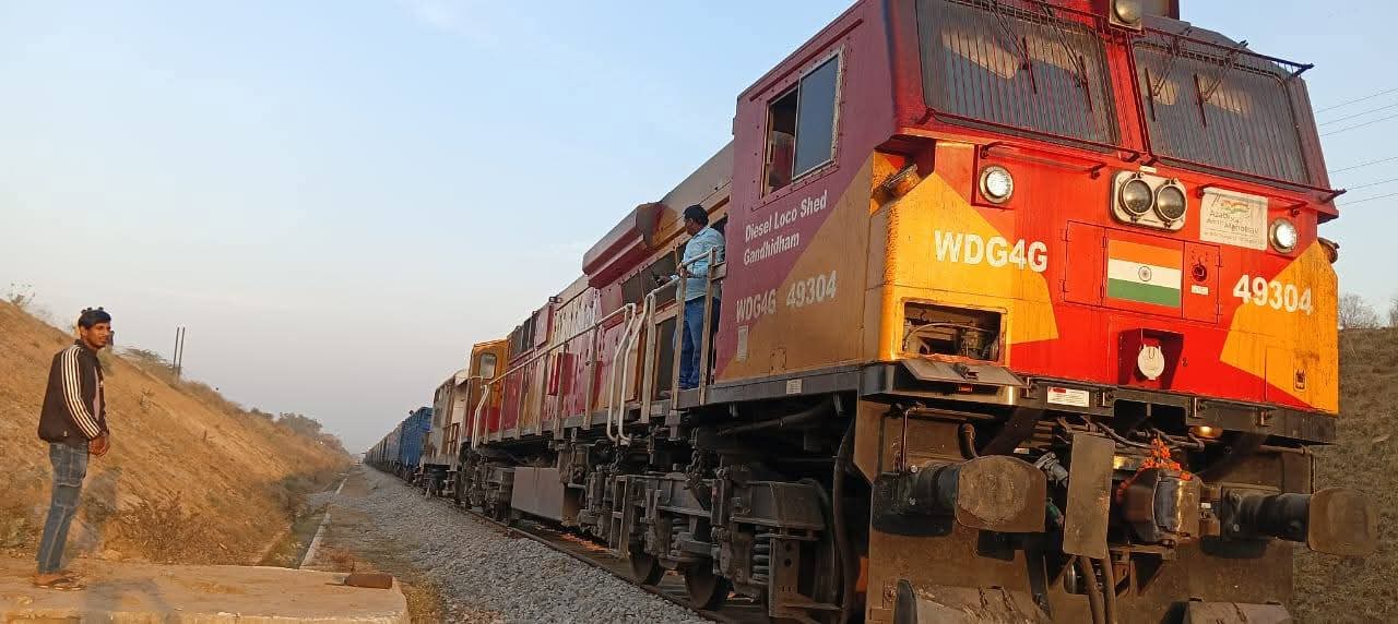 सबलगढ़ से वीरपुर के बीच मालगाड़ी से ली जा रही ट्रायल सबलगढ़ से वीरपुर के बीच मालगाड़ी से ली जा रही ट्रायल