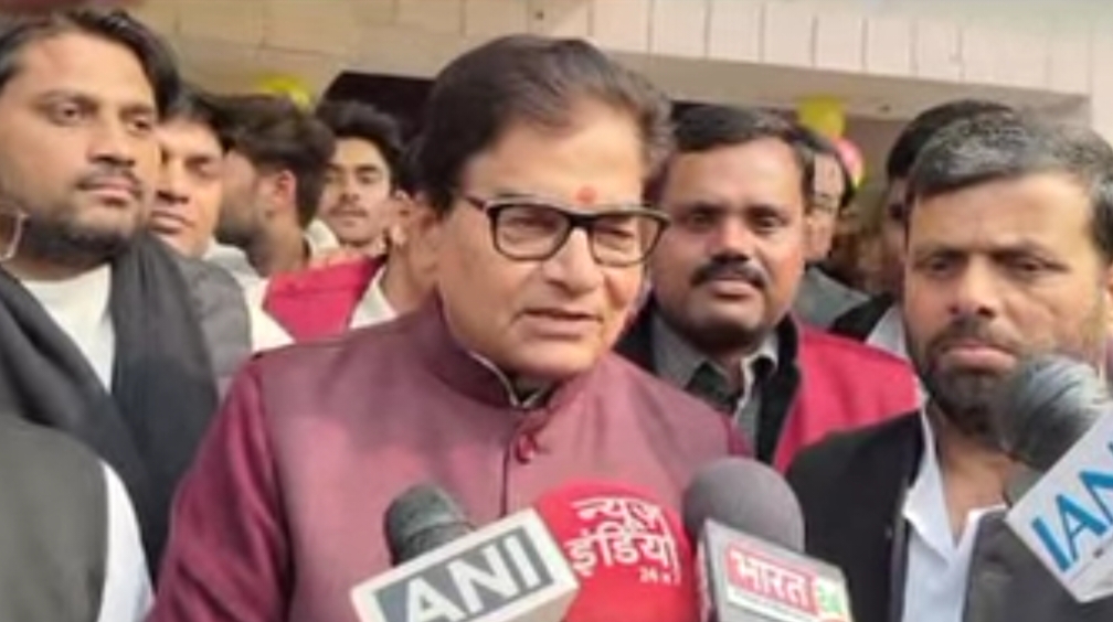 मीडिया से बात करते सपा महासचिव प्रो. रामगोपाल यादव