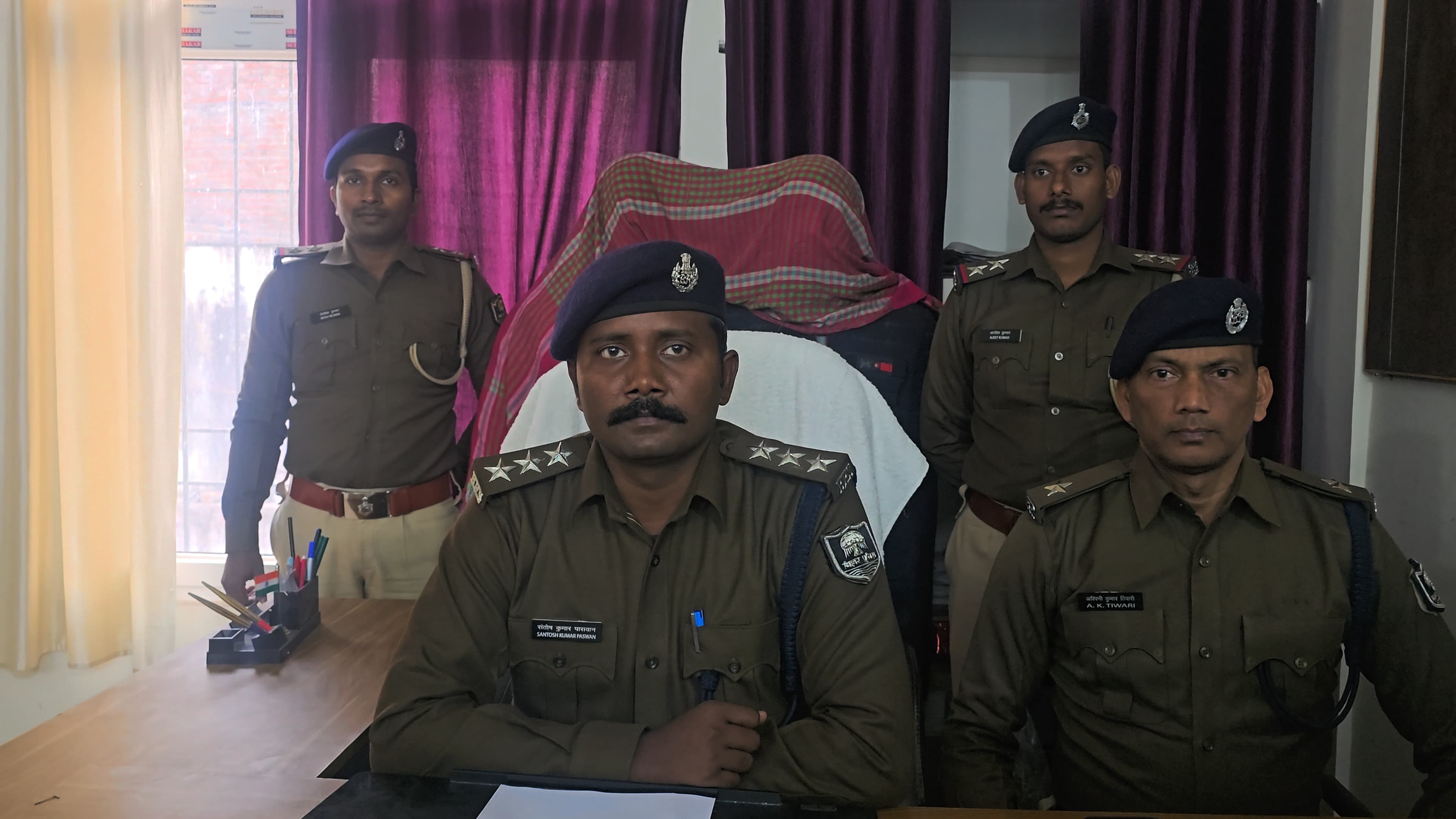 गिरफ्तार गिरफ्तार