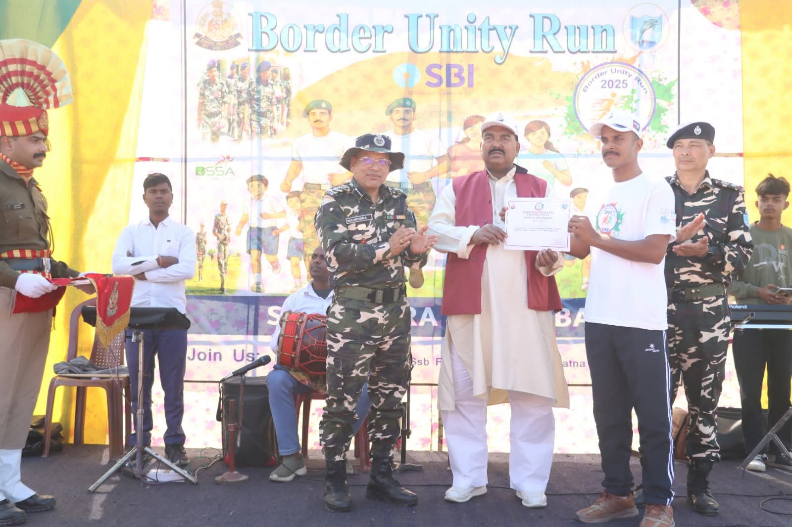 अररिया फोटो:सफल प्रतिभागियों को पुरस्कृत करते विधायक और कमांडेंट अररिया फोटो:सफल प्रतिभागियों को पुरस्कृत करते विधायक और कमांडेंट