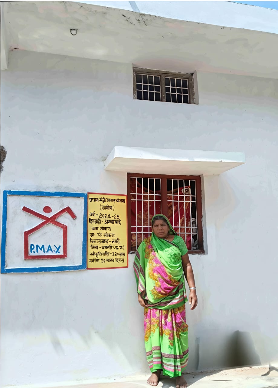 पीएम आवास के सामने खड़ी हुई हितग्राही महिला।