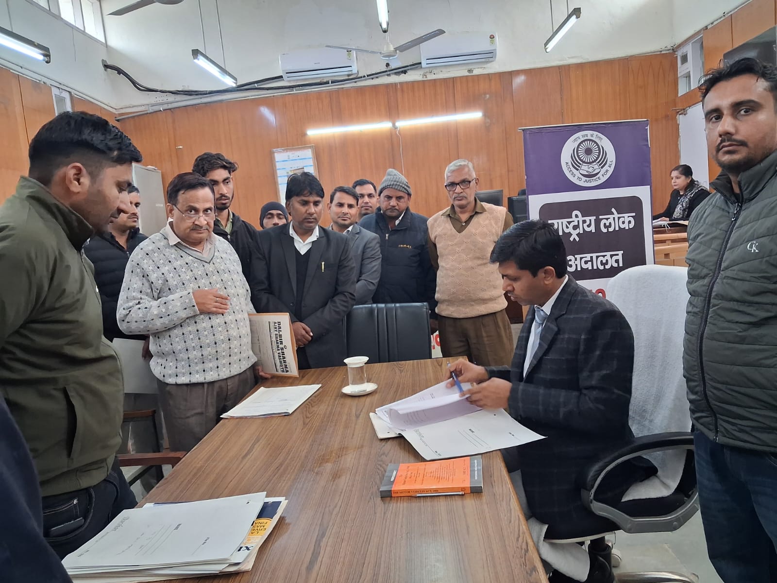 मामलो का निपटान करते हुए अदालत.