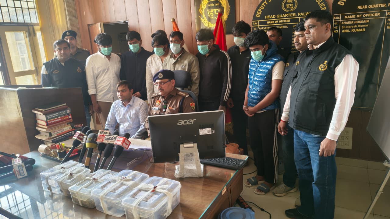 आरोपी पुलिस की गिरफ्त में आरोपी पुलिस की गिरफ्त में