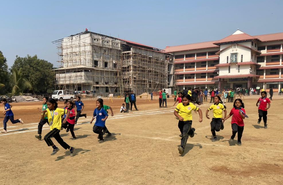 दौड़ लगाते हुए बच्चे। दौड़ लगाते हुए बच्चे।