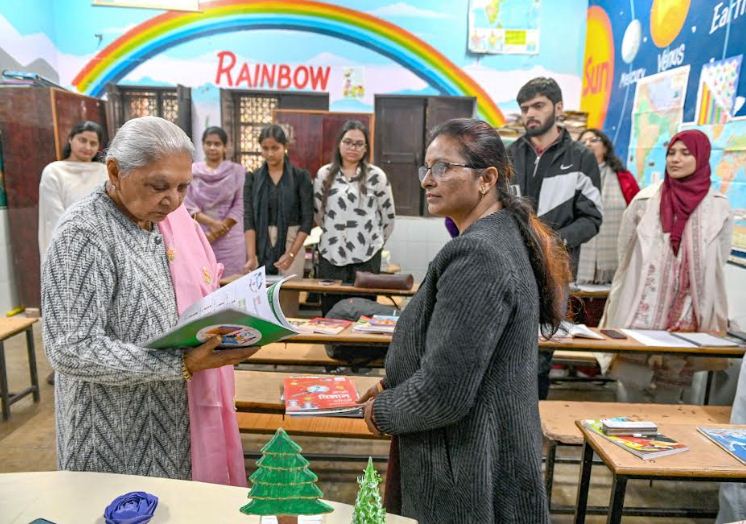 किशोर गृह का निरीक्षण करती राज्यपाल आनंदीबेन पटेल