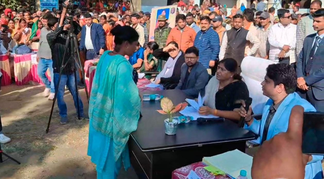 कार्यक्रम के दौरान मंत्री लेशी सिंह