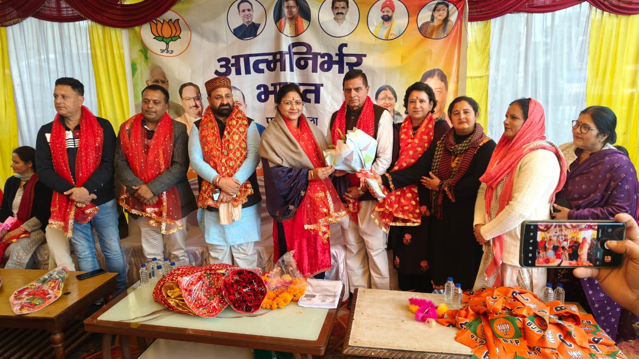 सभी स्वदेशी उत्पाद अपनाएं, भारत को आत्मनिर्भर बनाएं- संजीता डोगरा सभी स्वदेशी उत्पाद अपनाएं, भारत को आत्मनिर्भर बनाएं- संजीता डोगरा