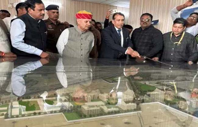 निर्माणाधीन एम्स का जायजा लेते हुए केंद्रीय राज्य मंत्री राव इंद्रजीत सिंह.