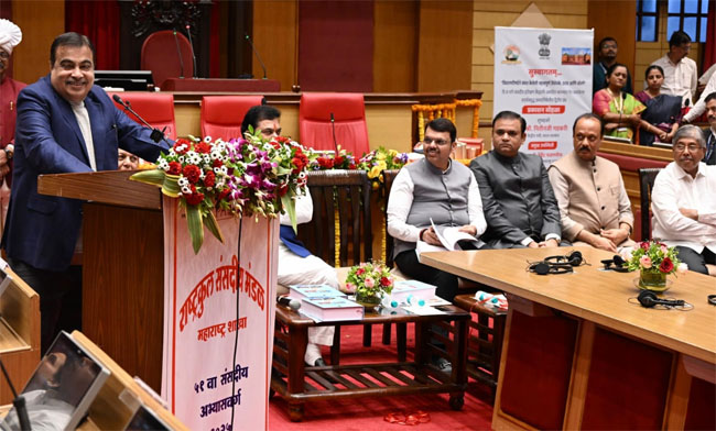 फोटो: लेजिस्लेटिव काउंसिल को संबोधित करते हुए केंद्रीयमंत्री नितीन गडकरी