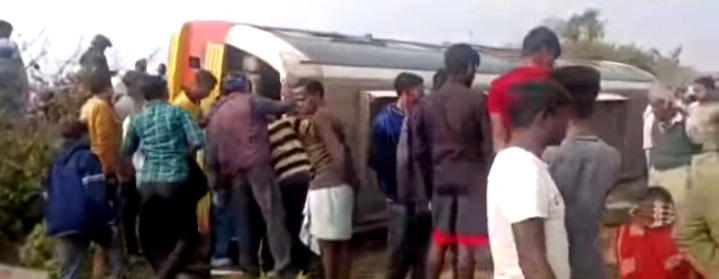 भाटमोड़ में बस दुर्घटना के बाद क्षतिग्रस्त वाहन और राहत कार्य करते स्थानीय लोग। भाटमोड़ में बस दुर्घटना के बाद क्षतिग्रस्त वाहन और राहत कार्य करते स्थानीय लोग।