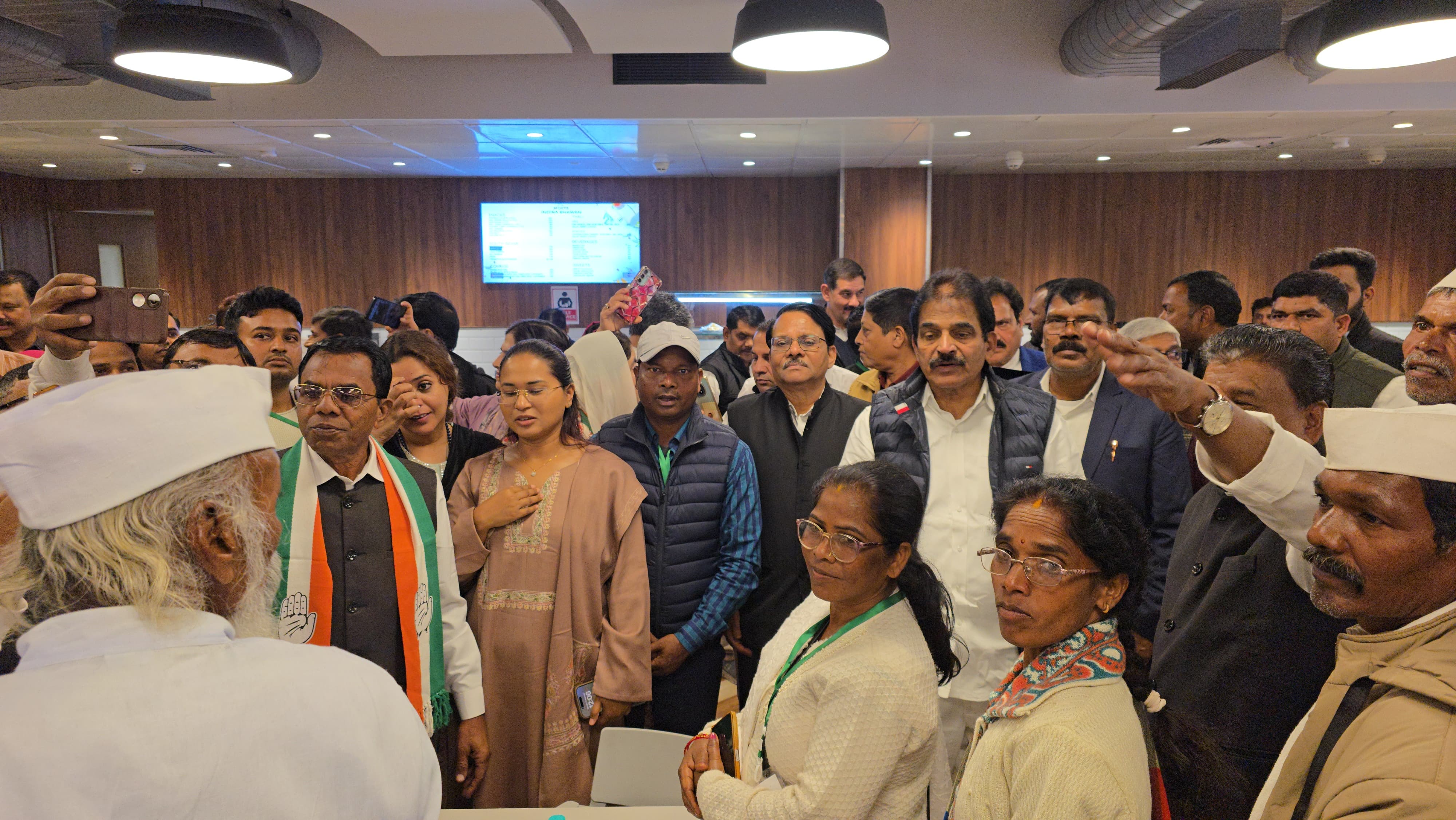 दिल्ली पहुंचने पर कांग्रेस नेताओंं की तस्वीर दिल्ली पहुंचने पर कांग्रेस नेताओंं की तस्वीर