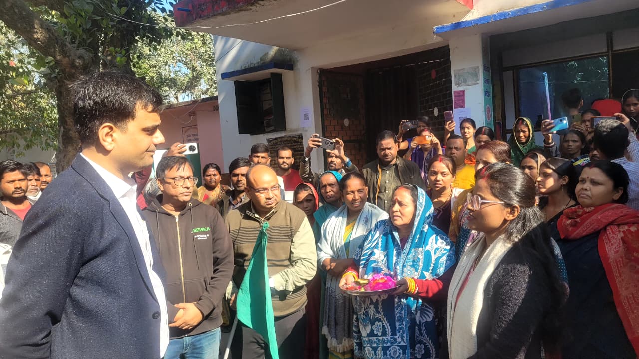 डीएम व अन्य अधिकारी